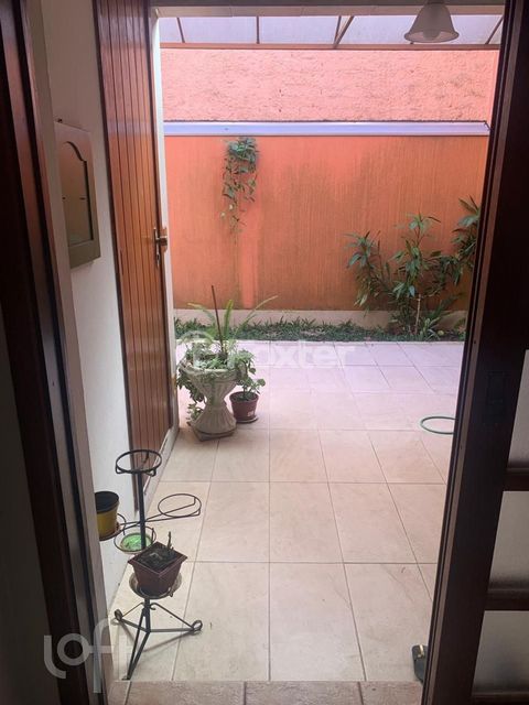 Image 8 - 879240