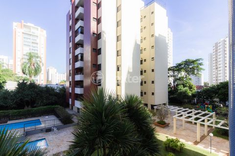 Image 6 - 879320