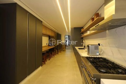 Image 16 - 879343