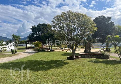 Image 10 - 879360