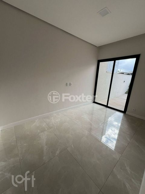 Image 10 - 879366