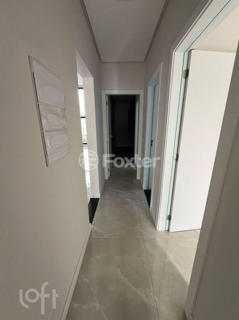 Image 5 - 879366
