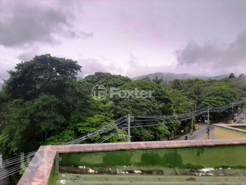 Image 4 - 879370