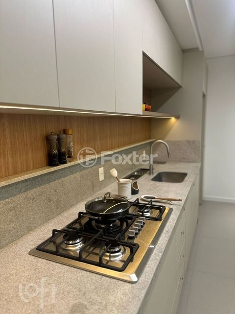 Image 6 - 879376