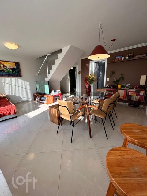 Image 4 - 879468