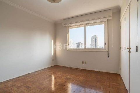 Image 19 - 879497