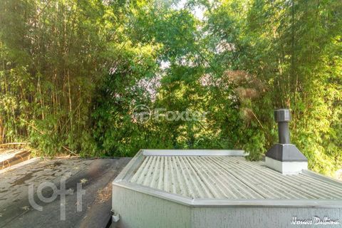 Image 17 - 879500