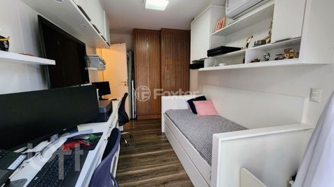 Image 9 - 879555