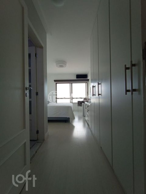 Image 12 - 879558