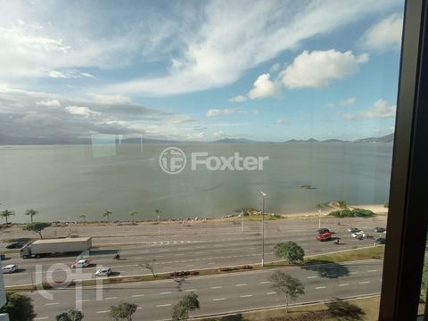 Image 7 - 879558