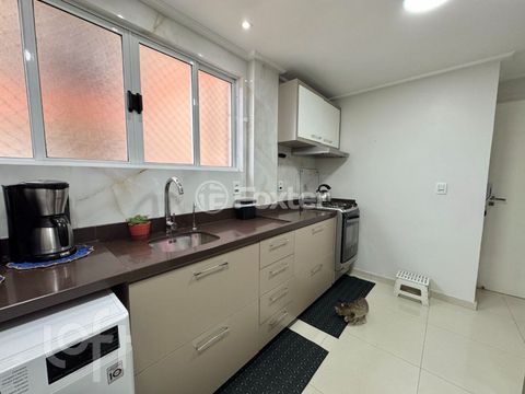 Image 8 - 879560