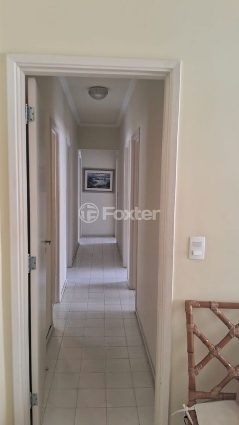Image 8 - 879571