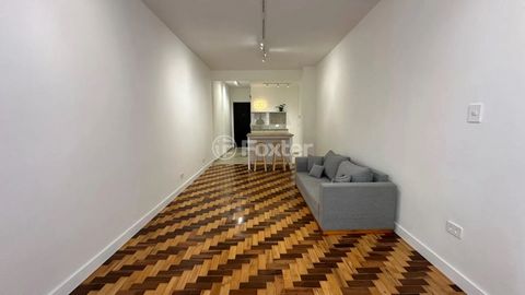 Image 10 - 879585