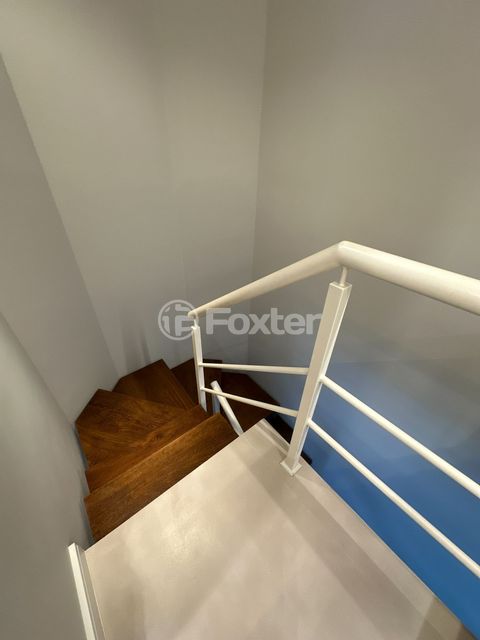 Image 9 - 879669