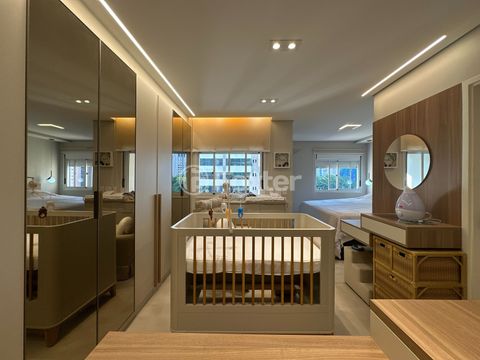 Image 11 - 879669