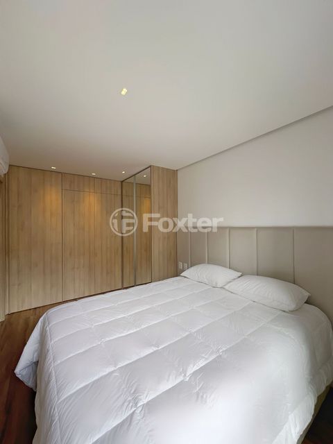 Image 7 - 879670