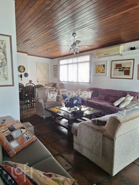 Image 9 - 879684