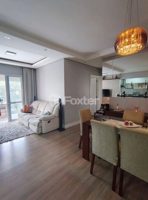 Image 7 - 879707