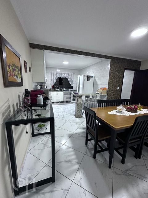 Image 1 - 879722