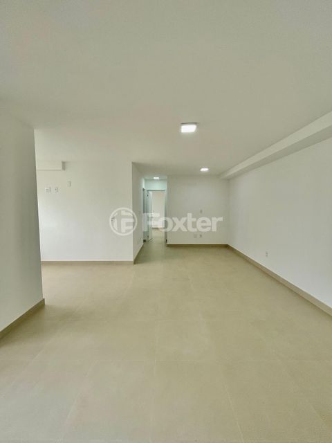 Image 4 - 879837