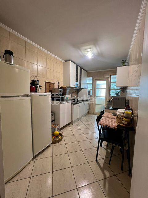 Image 4 - 879840