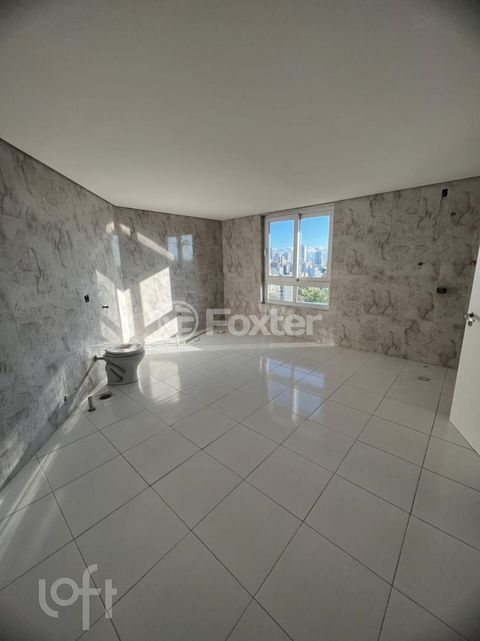 Image 10 - 879920
