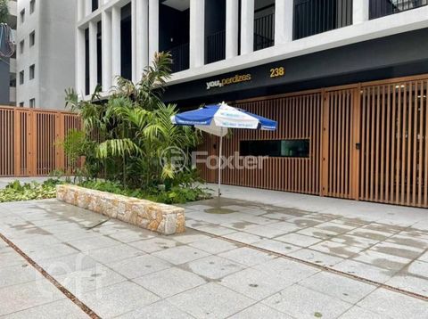 Image 11 - 879927