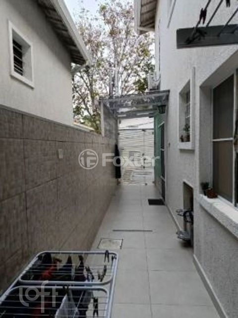 Image 6 - 879928