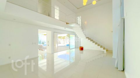 Image 4 - 879932