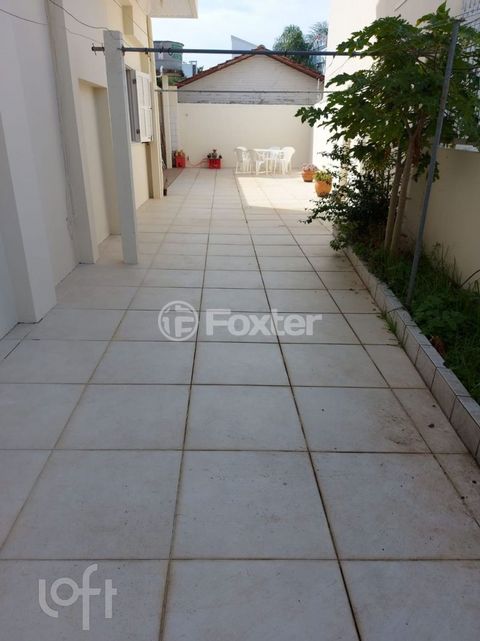 Image 8 - 879995