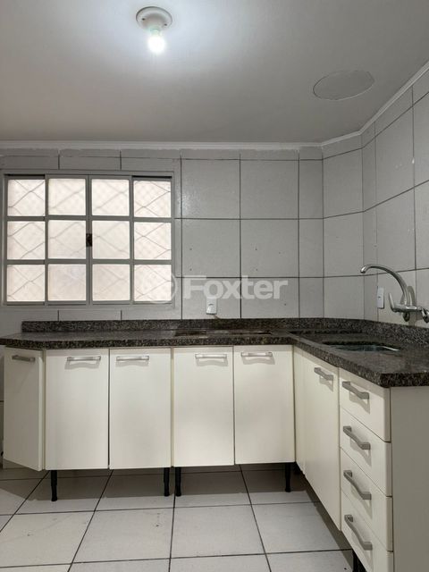 Image 11 - 880050