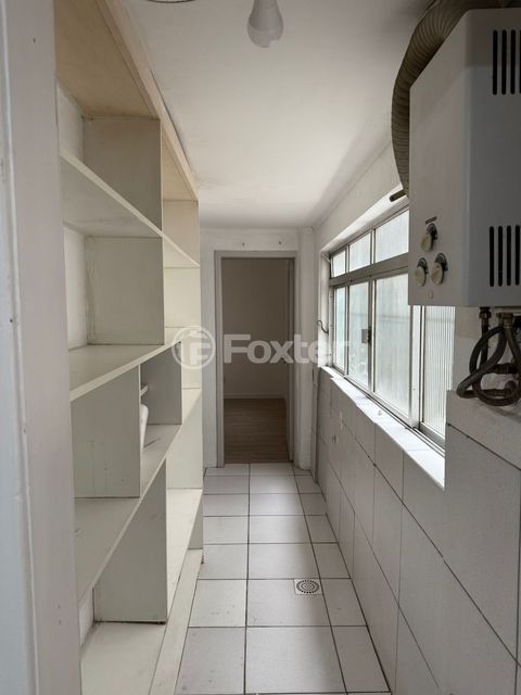 Image 10 - 880050