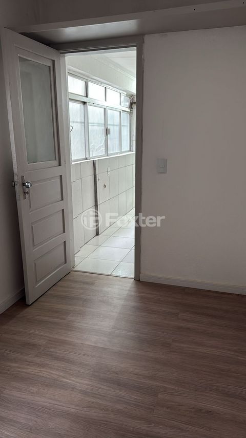 Image 17 - 880050