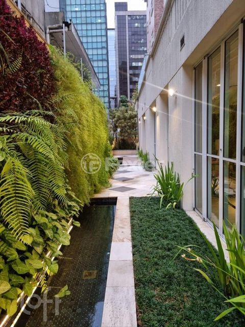 Image 7 - 880099