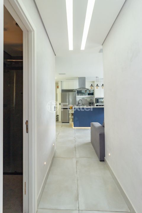 Image 11 - 880110