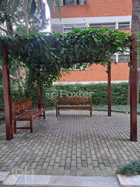 Image 10 - 880111