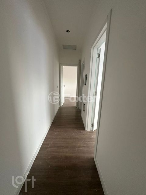 Image 11 - 880210