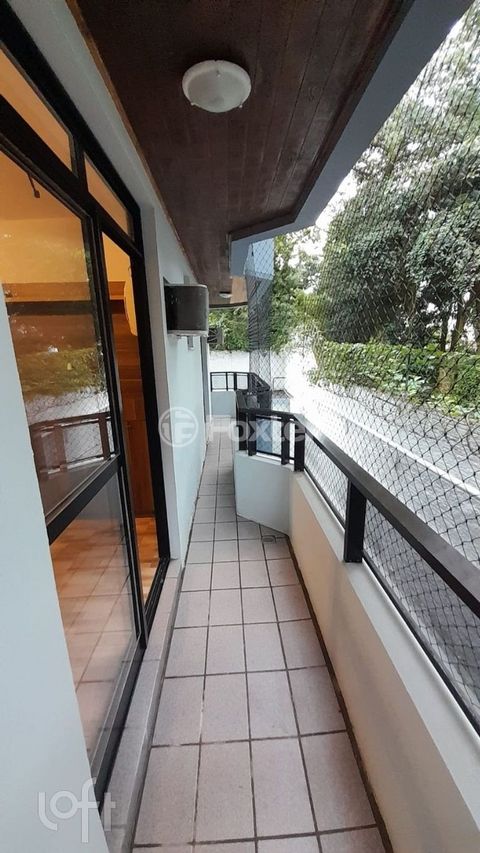 Image 4 - 880239