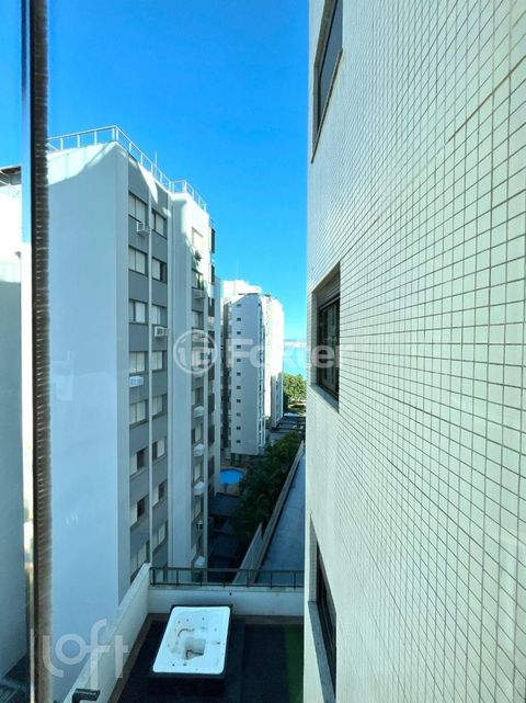 Image 5 - 880256