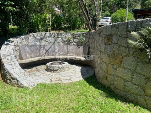Image 7 - 880334