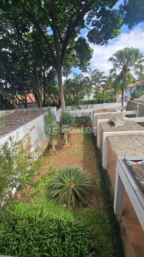 Image 7 - 880353