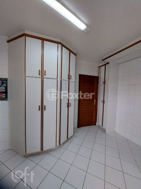 Image 7 - 880395