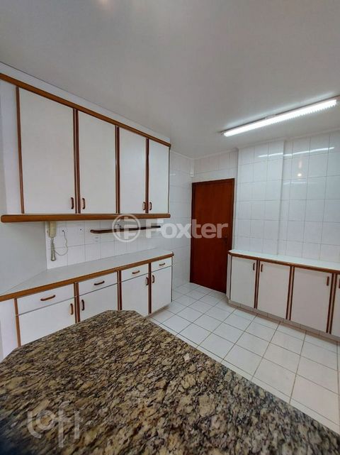 Image 5 - 880395