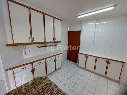 Image 8 - 880395