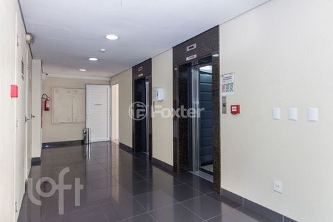 Image 17 - 880402