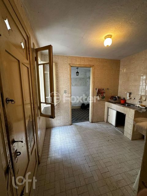 Image 5 - 880410