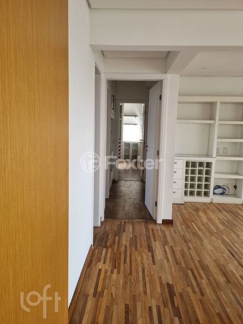 Image 4 - 880430