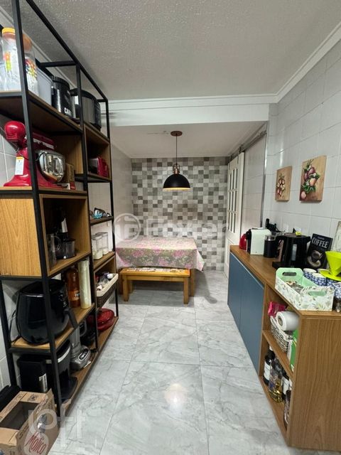 Image 5 - 880438
