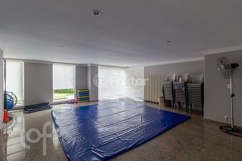 Image 9 - 880467