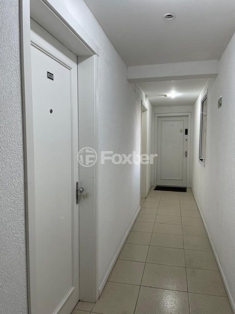 Image 6 - 880499